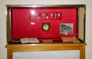 Стенд в музее Армии в Париже, посвящённой Героине Франции княгине Вики Оболенской