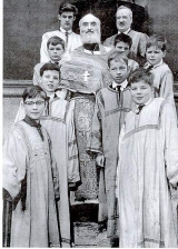Протоиерей Николай Оболенский, окружённый мальчиками-прислужниками
