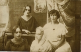 В 1925 году. Слева Елена, стоит ее сестра Мария, кузина Нионила со своей матерью