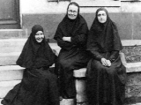 Мать Мария с матерью Евдокией и матерью Любовью. Villa de Saxe, 1935 год 