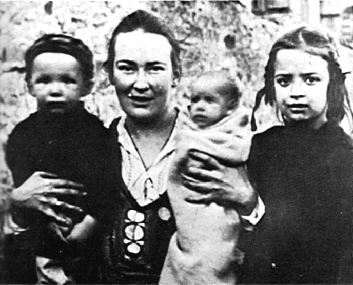 Прибытие во Францию. Елизавета Скобцова с детьми: Юра, Настя, Гаяна