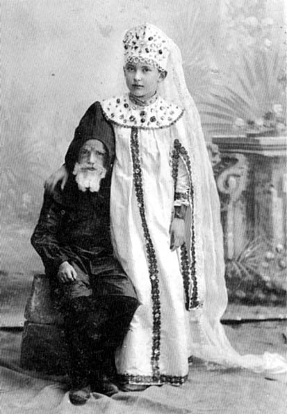 Елизавета Пиленко со своим братом Дмитрием. Костюмированный праздник, 1899 г.